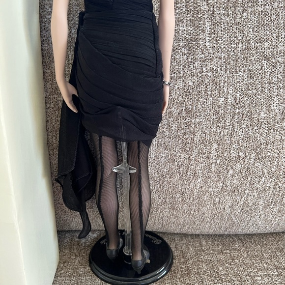 The Franklin Mint—Diana, Princess of Glamour 
Limited Edition Portrait Doll - Picture 9 of 9